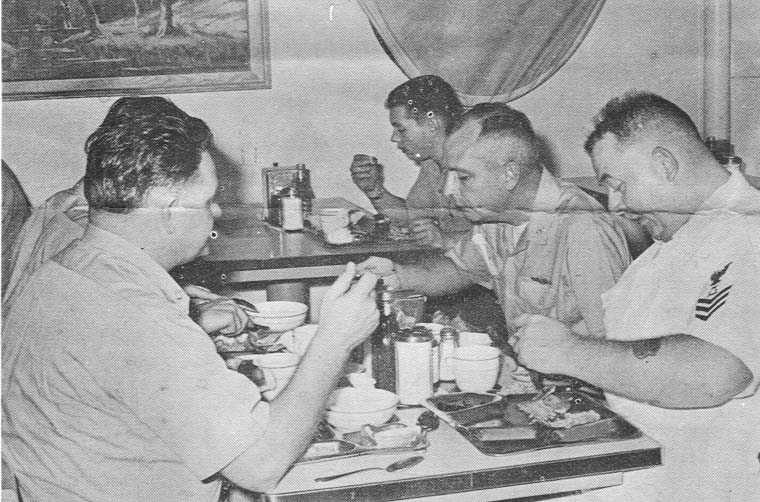 Capt_Hvg_Thx_Gvg_Dinner_W_Crew.jpg (87148 bytes)